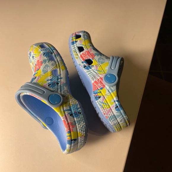 Crocs Toddlers' Disney Stitch Classic Clogs in the Oxygen colorway 9c - Picture 5 of 5